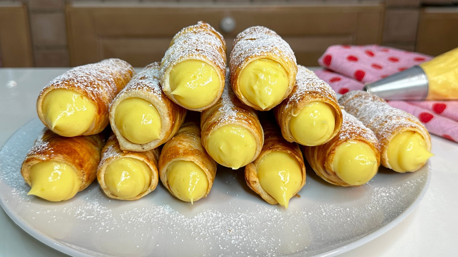 Easy Cream Puff Pastry Cannoli: Flaky, Filled, and Irresistible