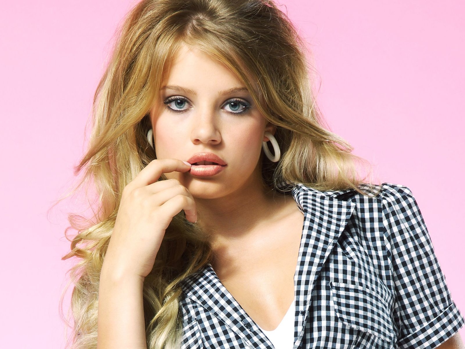 Photos Xenia Tchoumitcheva Girls Formal shirt Glance 1600x1200