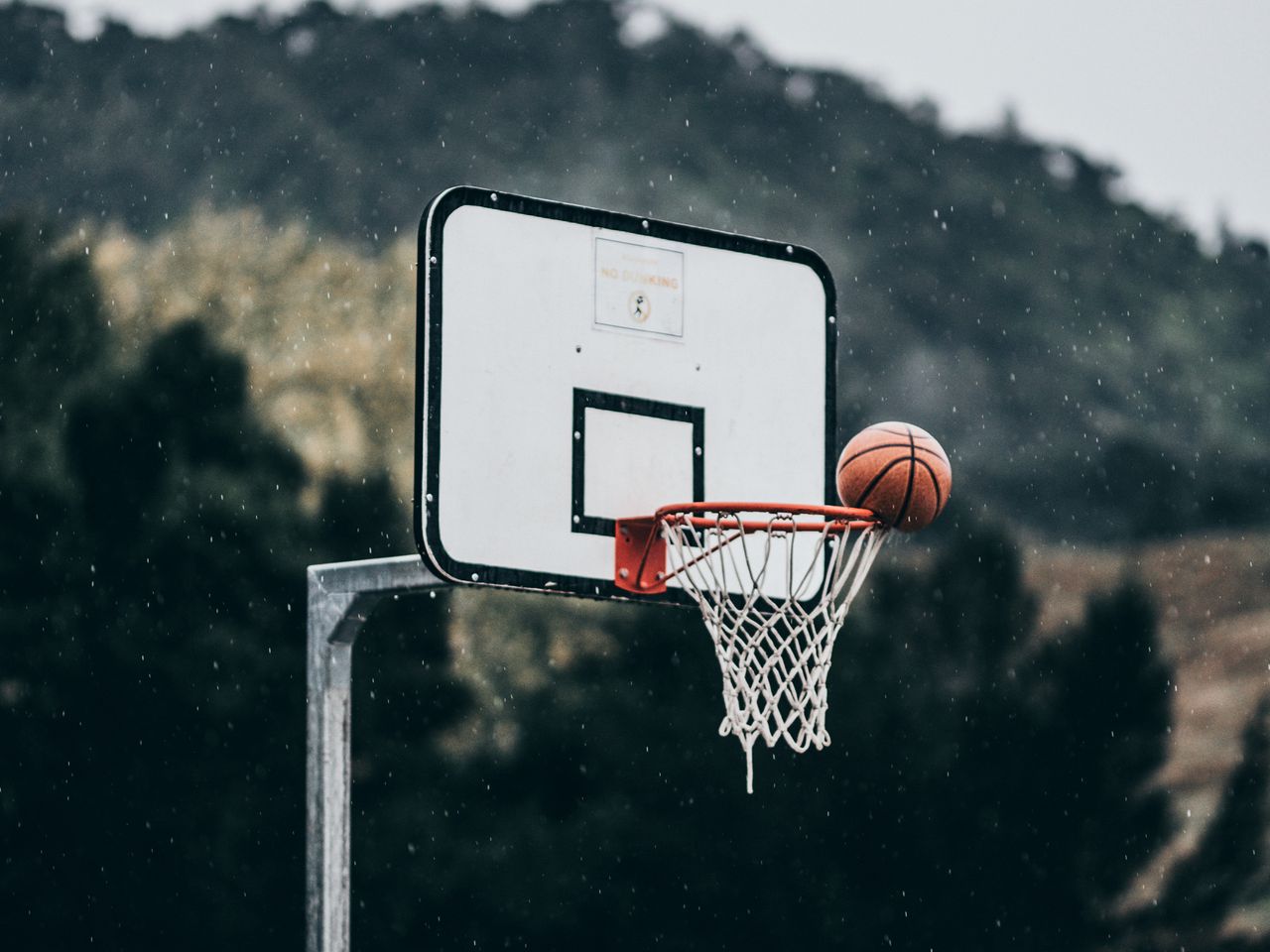 Download wallpaper 1280x960 basketball, ball, basketball hoop, throw standard 4:3 HD background