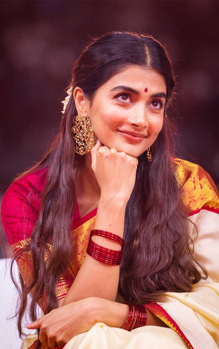 Pooja hegde saree 4k photo