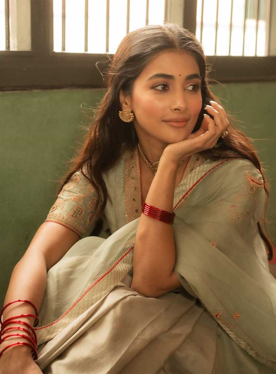 Pooja hegde 4k homely photo