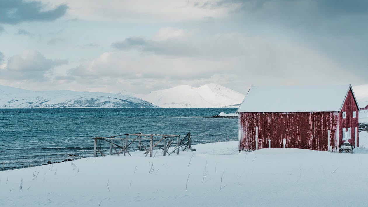 Scenic Winter Landscape in Norway's Arctic Region · Free