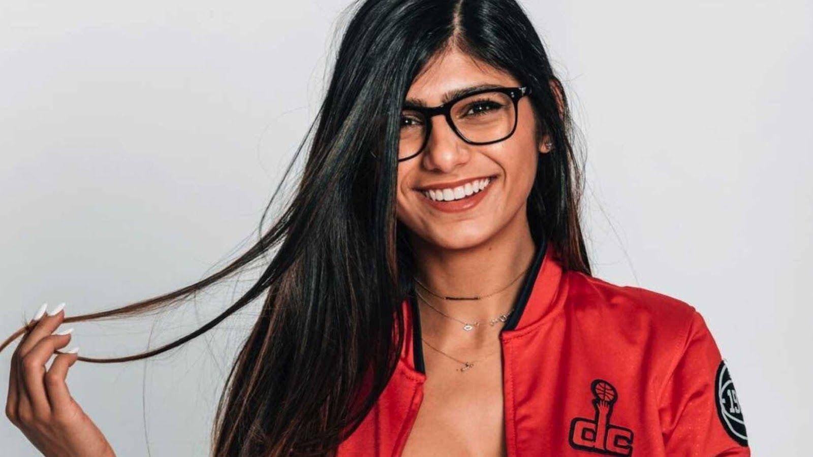 Mia Khalifa Background