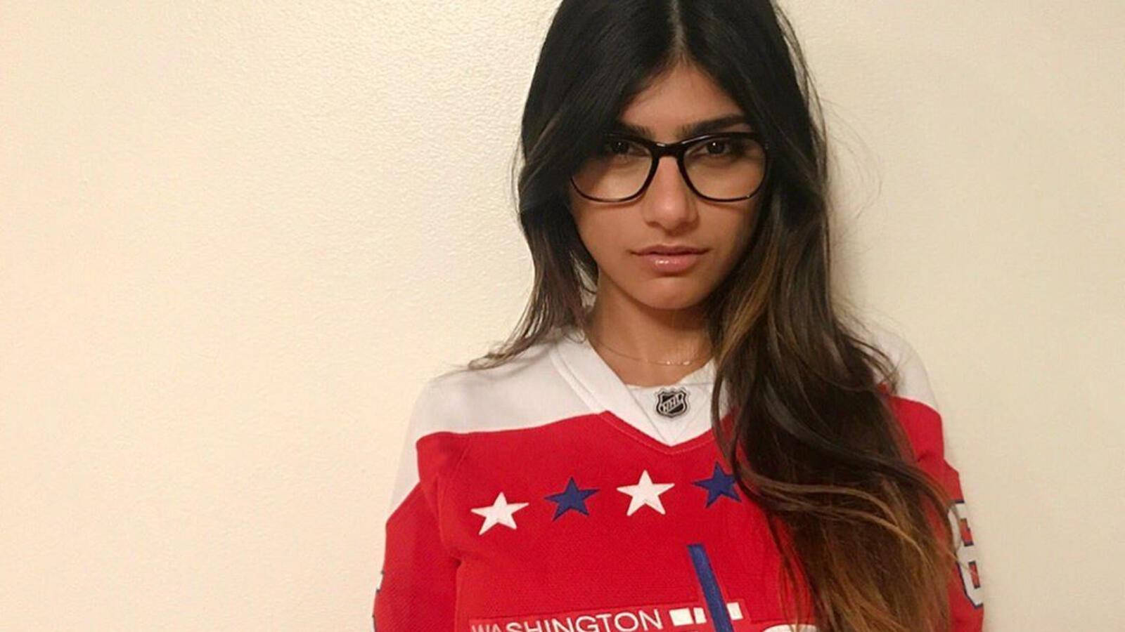 Download Youthful Mia Khalifa Radiating Elegance Wallpaper