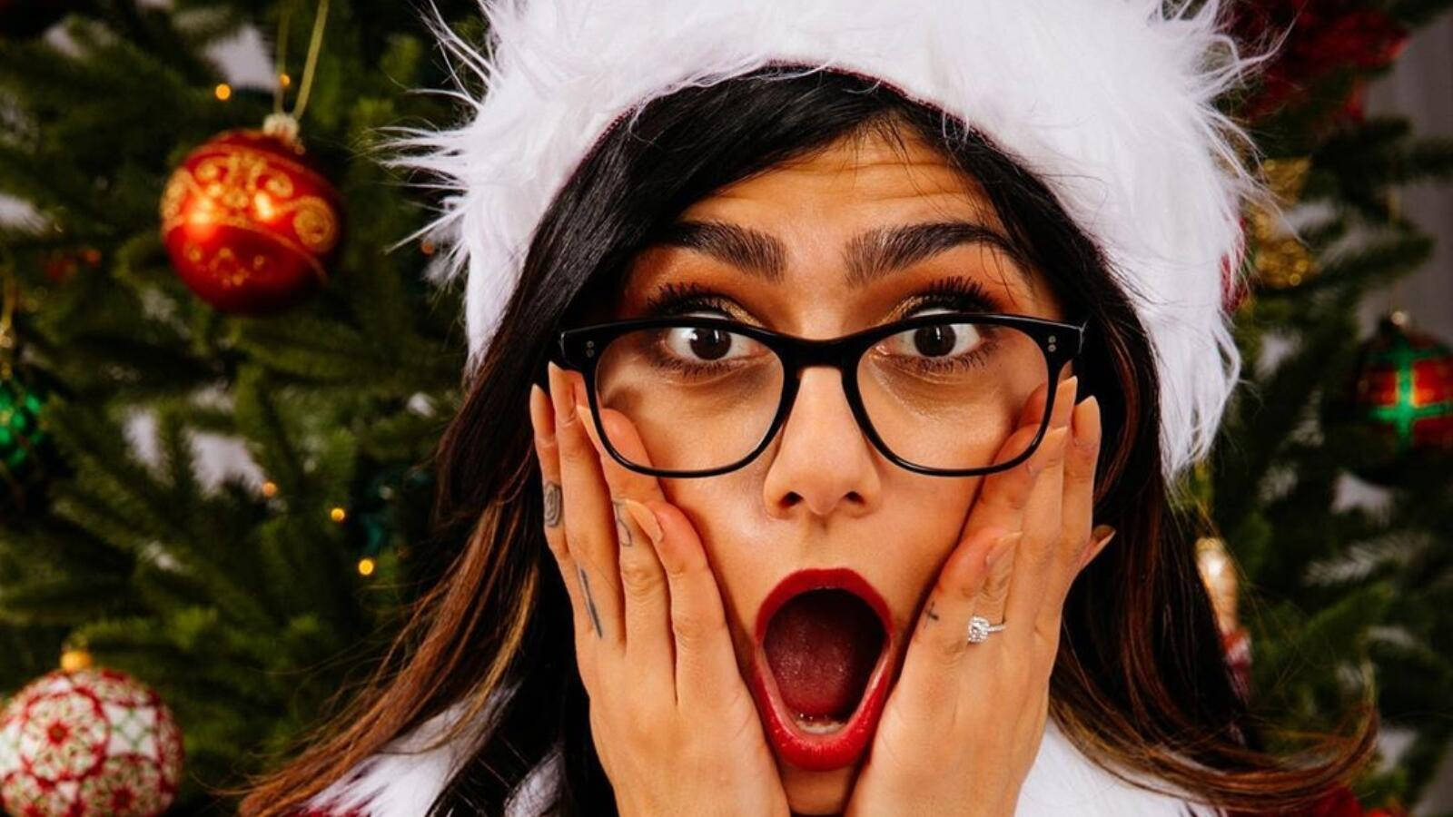 Download Surprised Mia Khalifa Photo Background