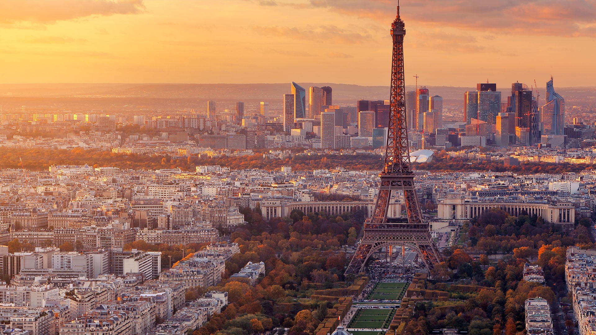 The sunset view of Paris with the Eiffel tower from Montparnasse in autumn, France. Windows Spotlight Image