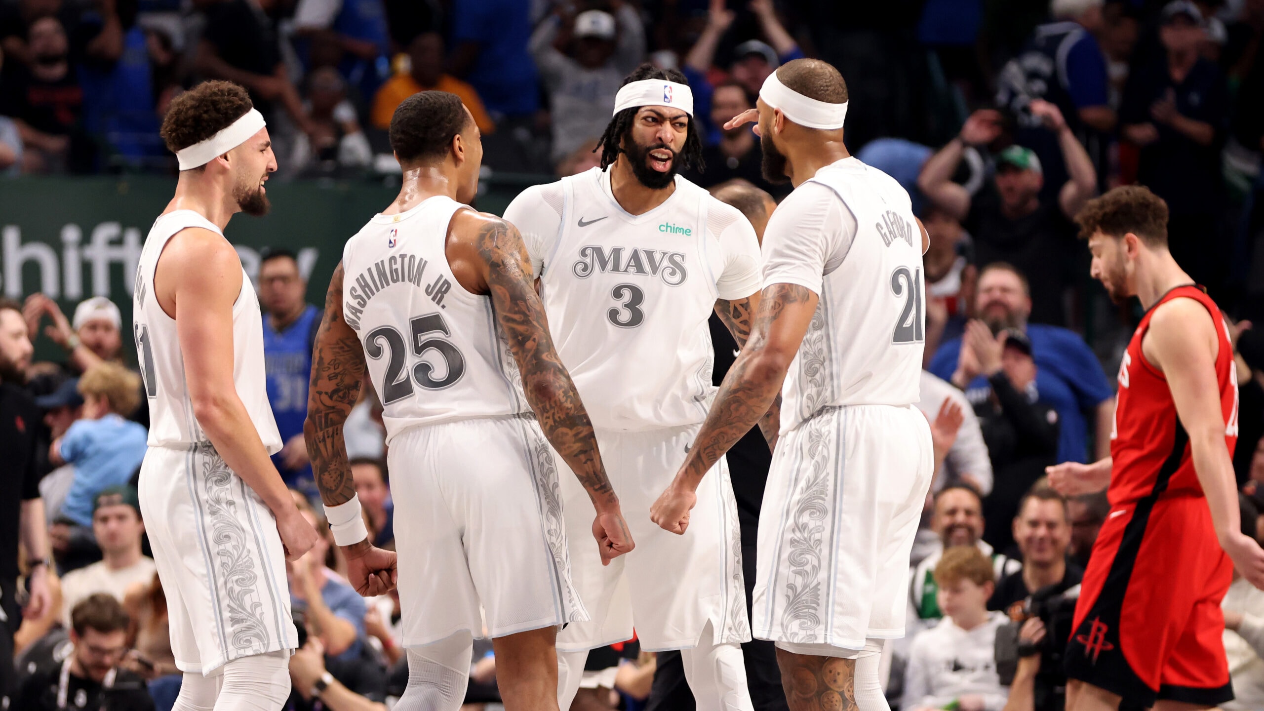 Starting 5, Feb. 9: Anthony Davis shines in Mavs' debut, a vintage Stephen Curry & more from Saturday