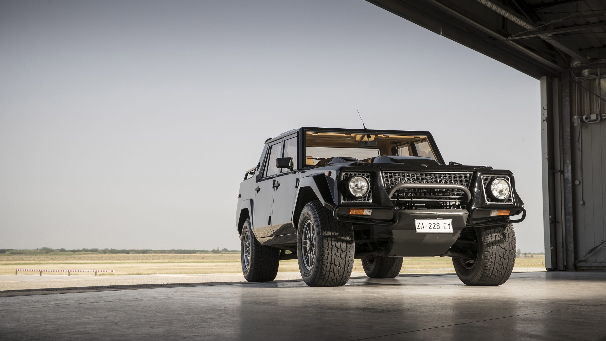Lamborghini LM002 Wallpaper