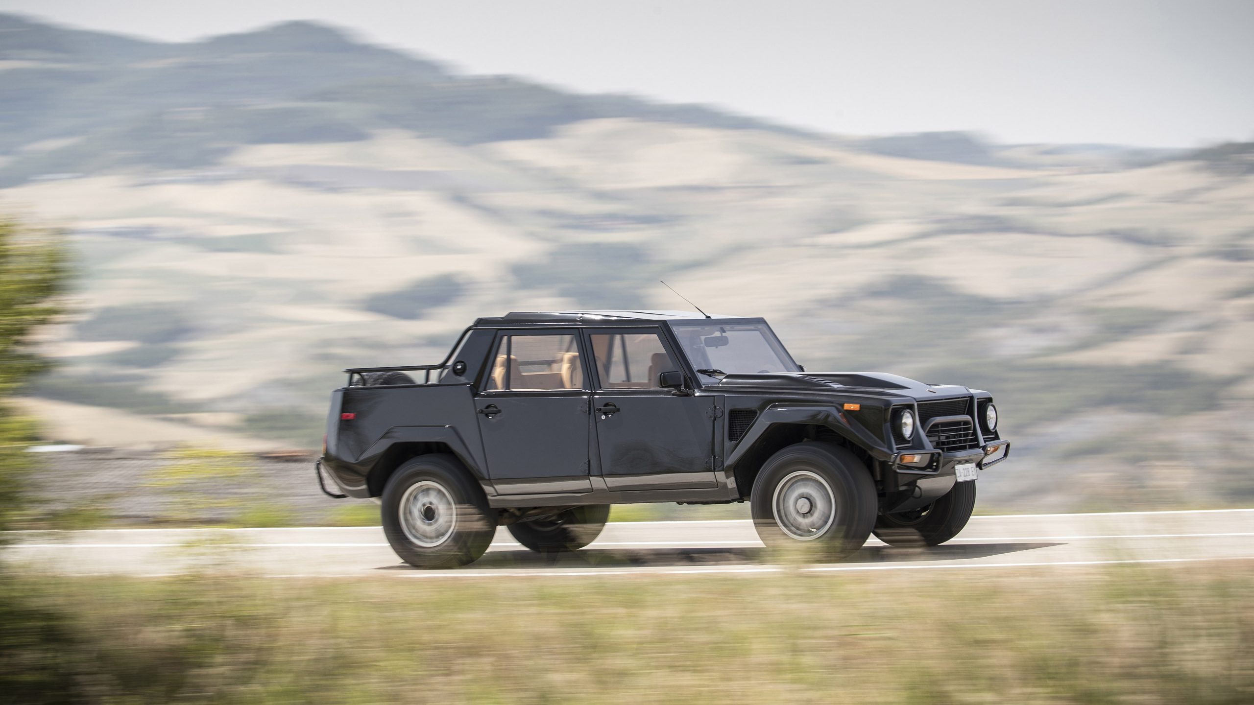 Lamborghini LM002 Wallpaper