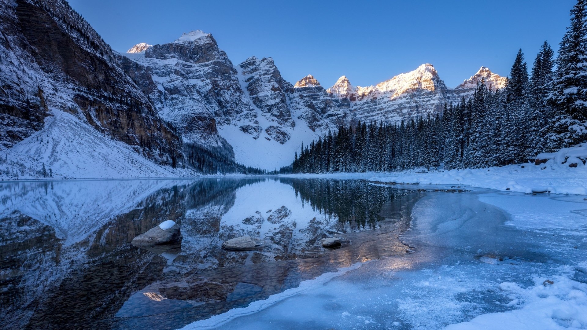 Winter Serenity: Crystal Clear Mountain Lake Reflection HD Wallpaper