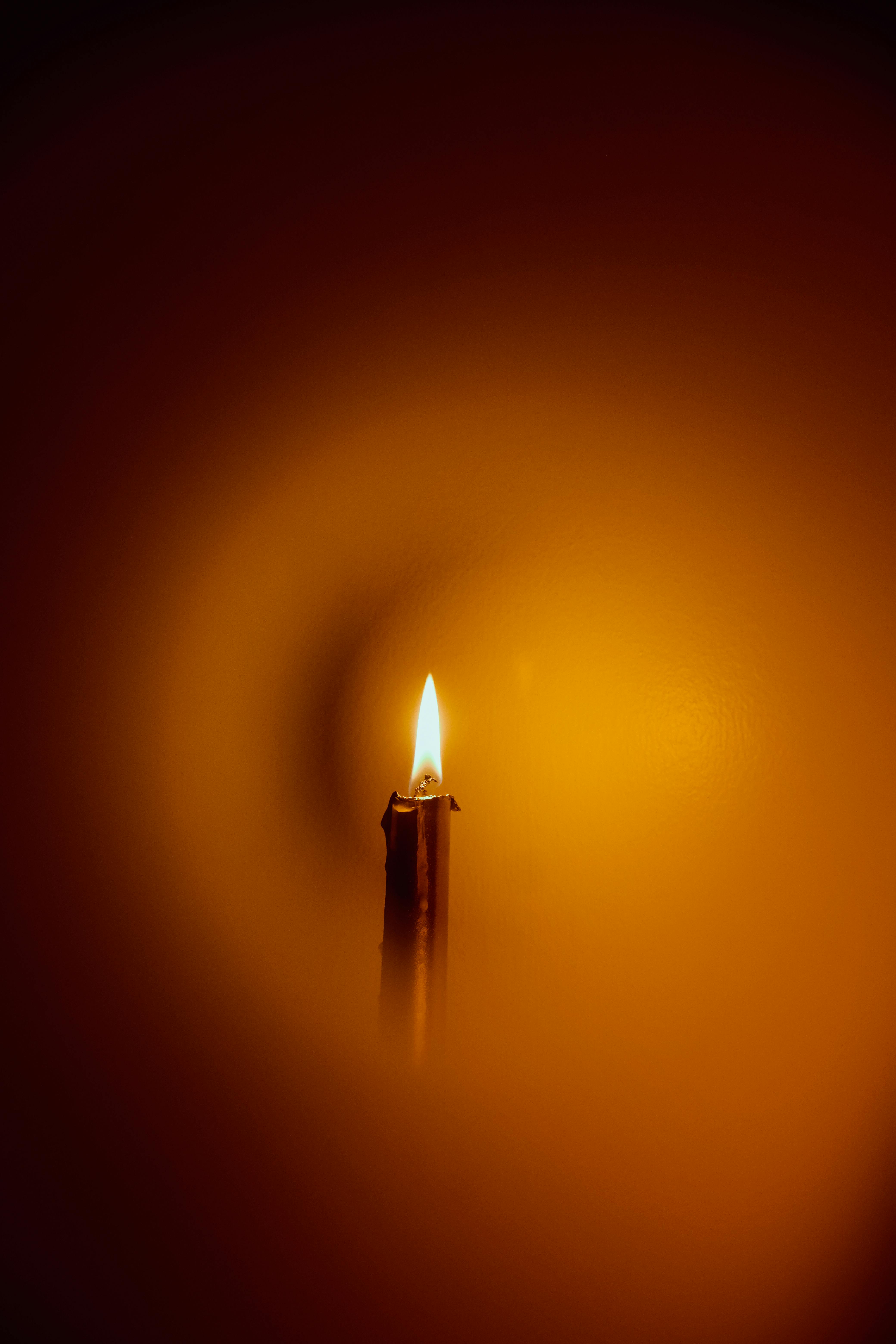 Close Up Of Candlelight On Blur Background · Free