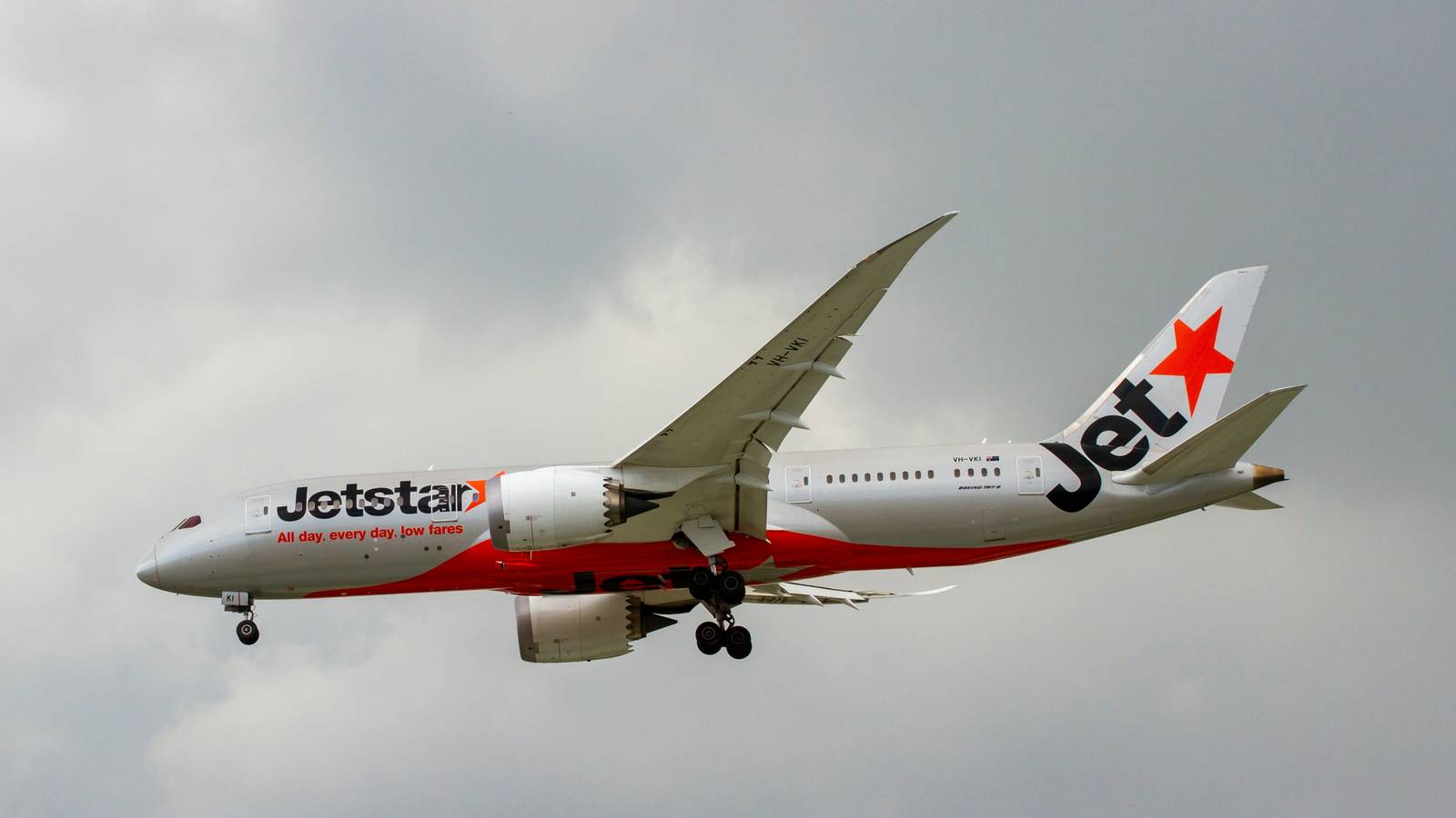 Jetstar Boeing 787 8 Dreamliner Returns To Sydney After Tire Bursts During Takeoff