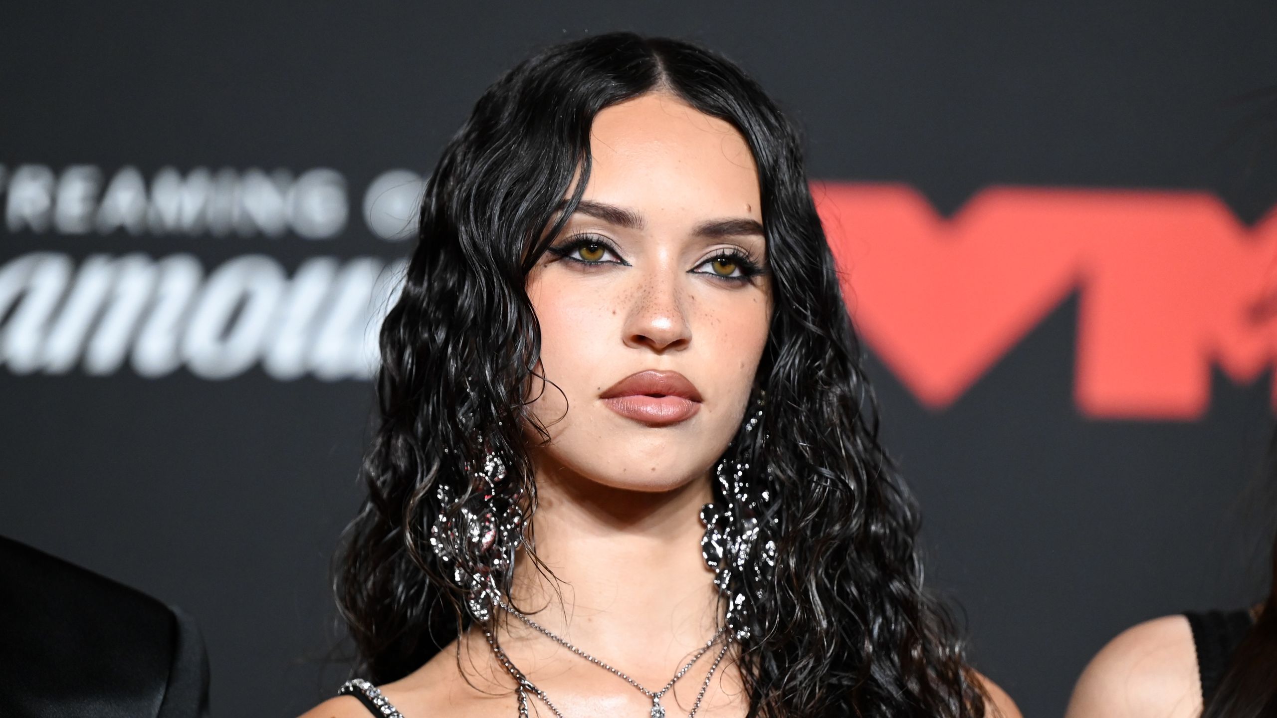 Daniela Avanzini nos enseña cómo llevar baggy jeans de la manera más cool y chic en 2025