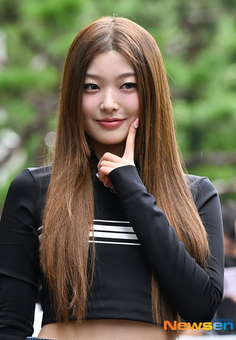 KATSEYE Yoonchae Bank Commute