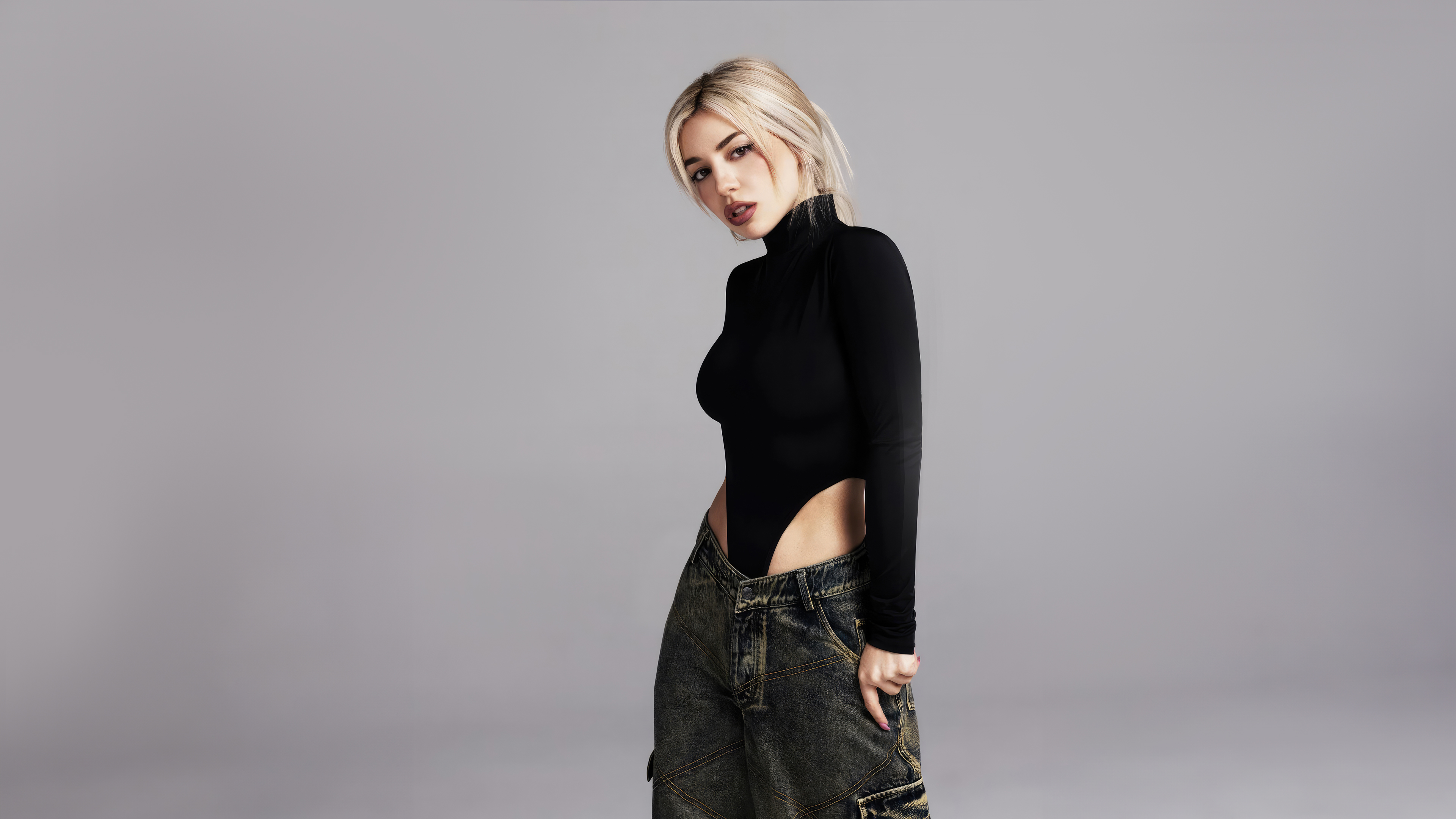 Cute blonde singer Ava Max on a gray background Desktop wallpaper 1600x1200