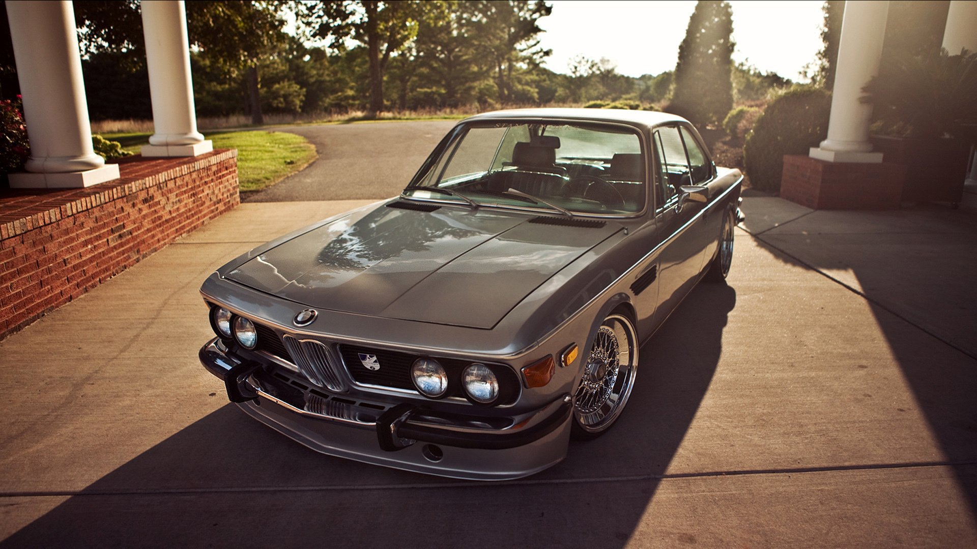 Classic BMW Elegance: Stunning HD Vehicle Wallpaper