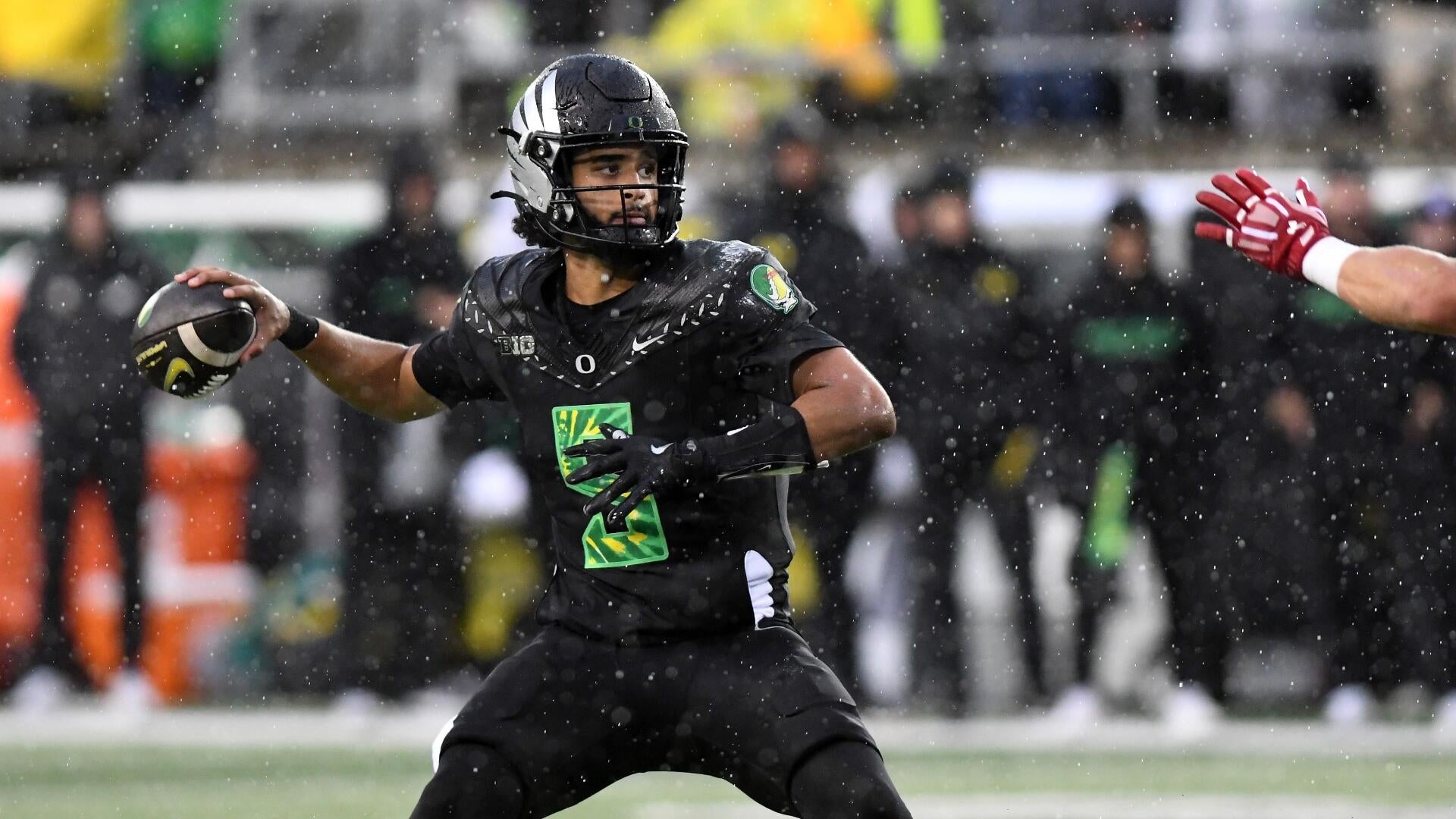 Dante Moore injury: Oregon QB leaves game vs. Wisconsin bloodied after clothesline tackle to face