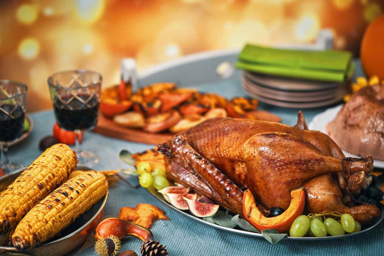 A full Thanksgiving dinner for $4 per person? That's what 2 stores are promising