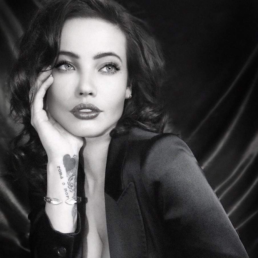 Stephanie Corneliussen. Wiki. Mr. Robot Amino