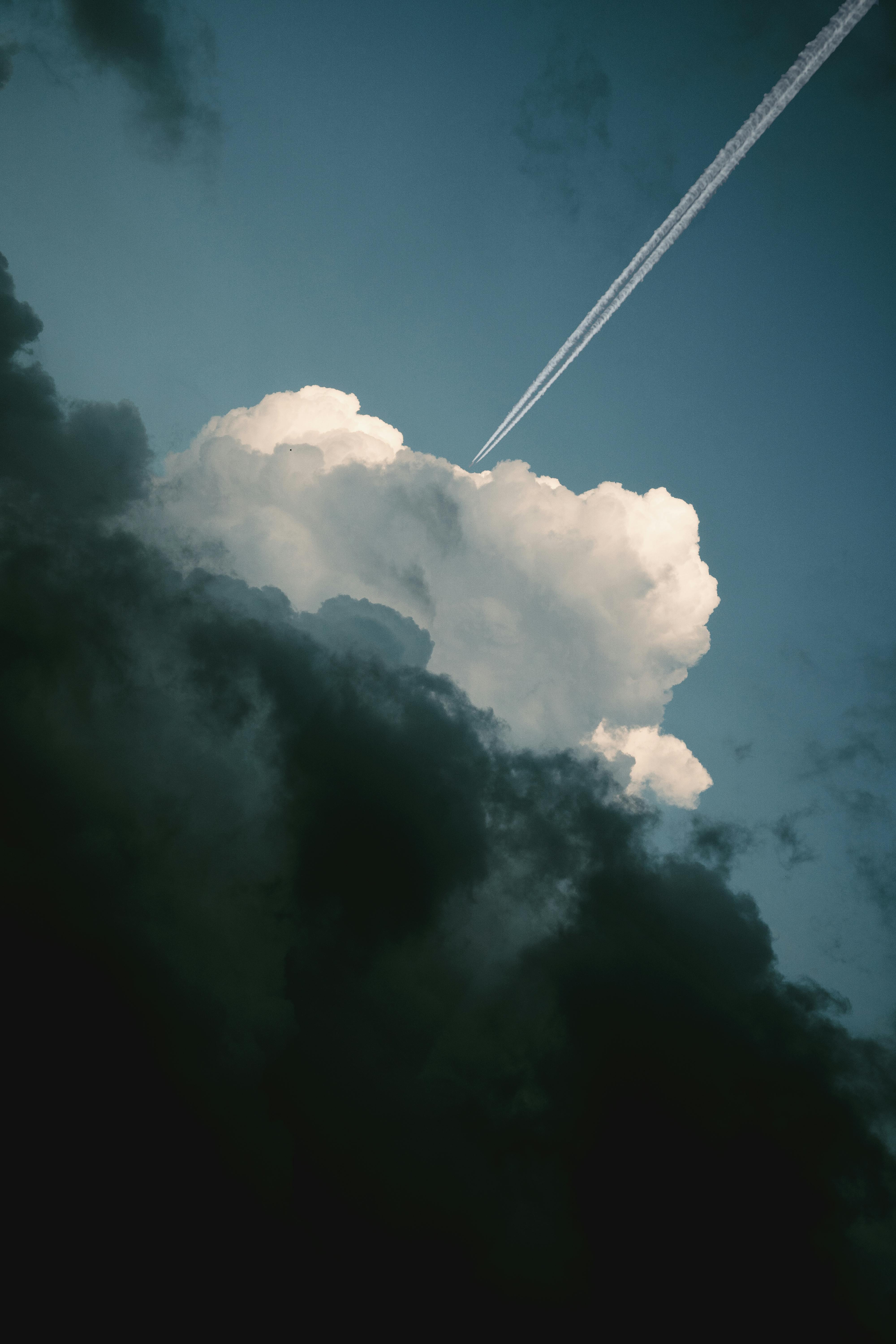 Rain Cloud and Contrail on Sky · Free