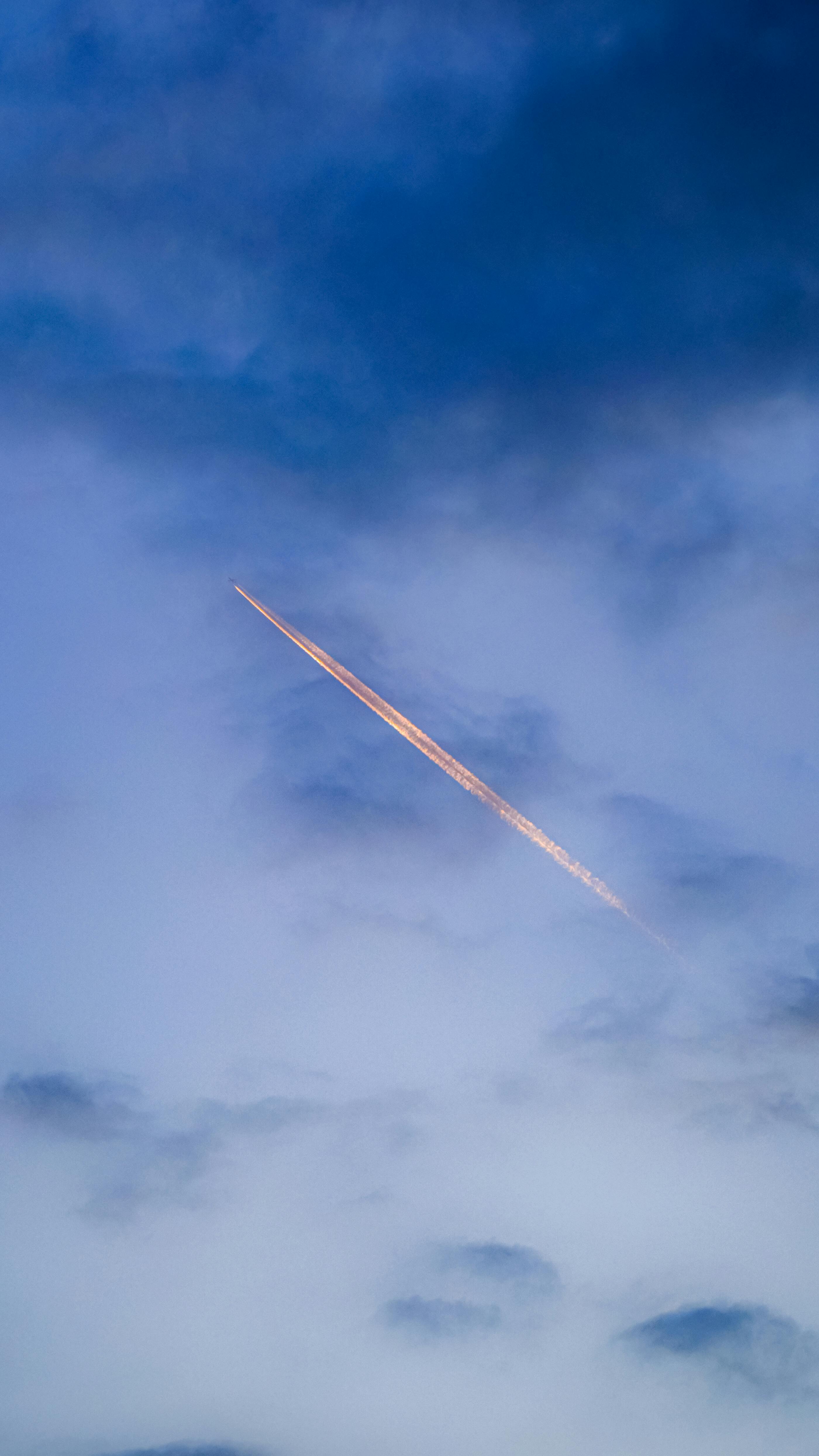 Airplane Contrail in Vibrant Blue Sky · Free