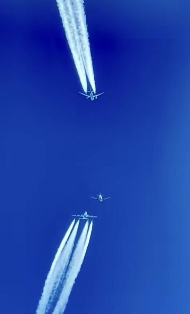 Why do some planes produce contrails while others don't? Are these planes here experiencing different atmospheric conditions?