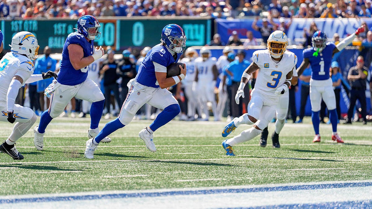 NFL news: Giants' Jaxson Dart scores on first drive in first start