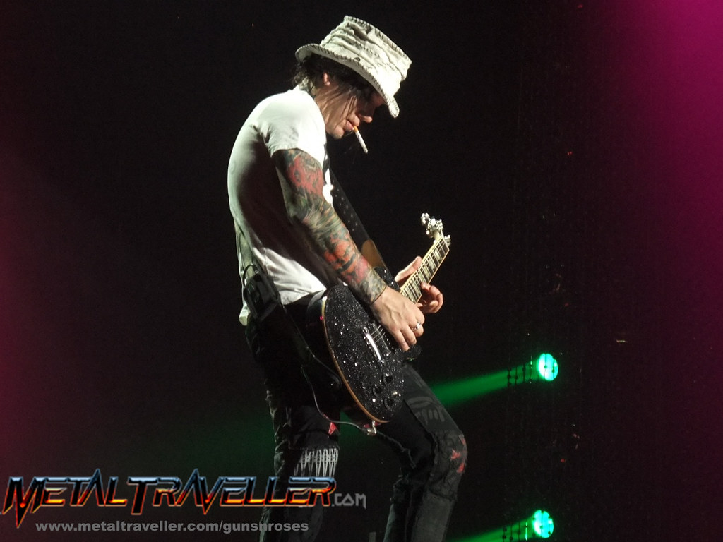DJ Asha'N'Roses live in Paris 2010. DJ Ashba is