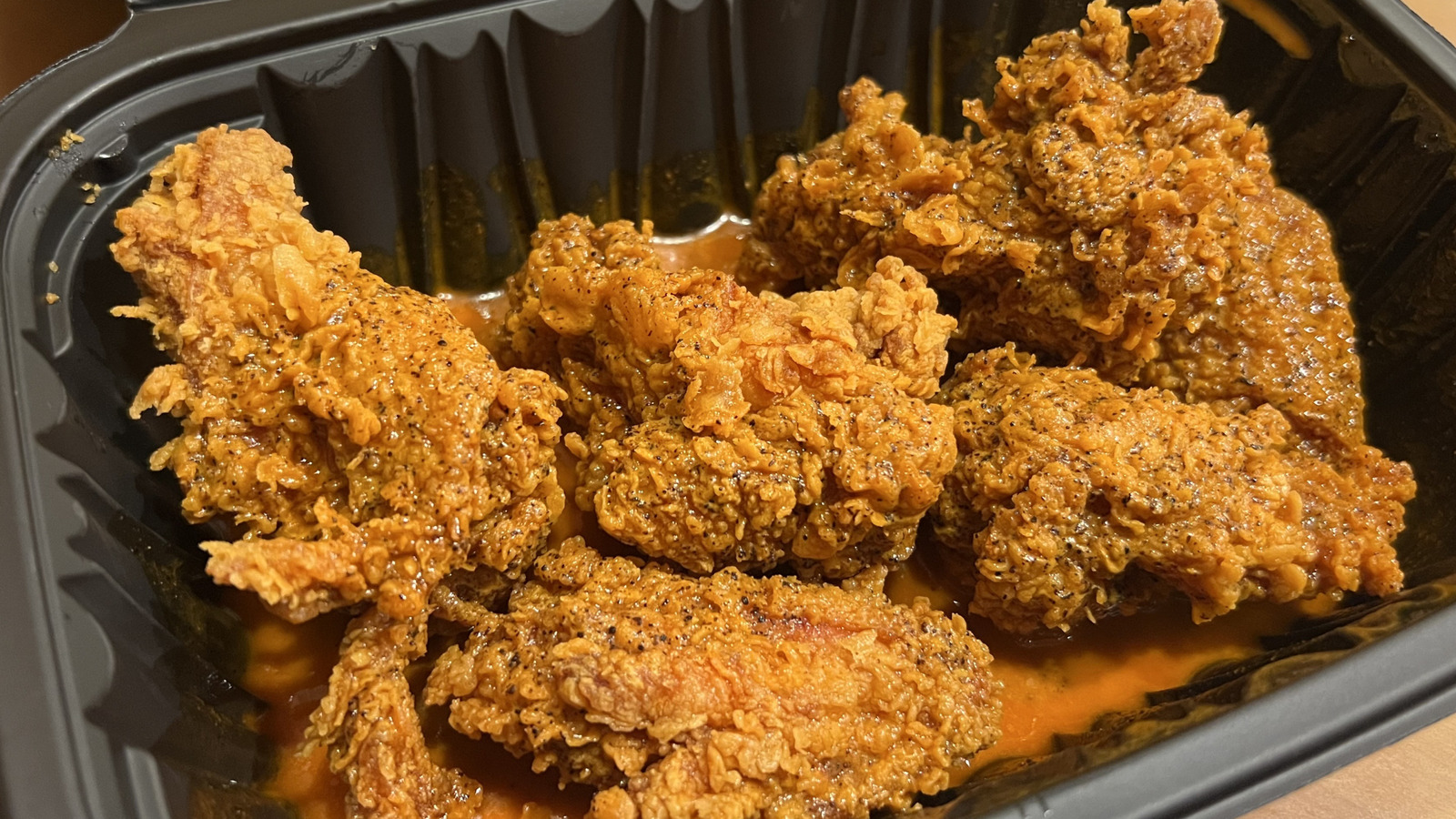 Popeyes New Louisiana Garlic Wings Review: Tasty Wings And A Sauce That's Liquid Gold