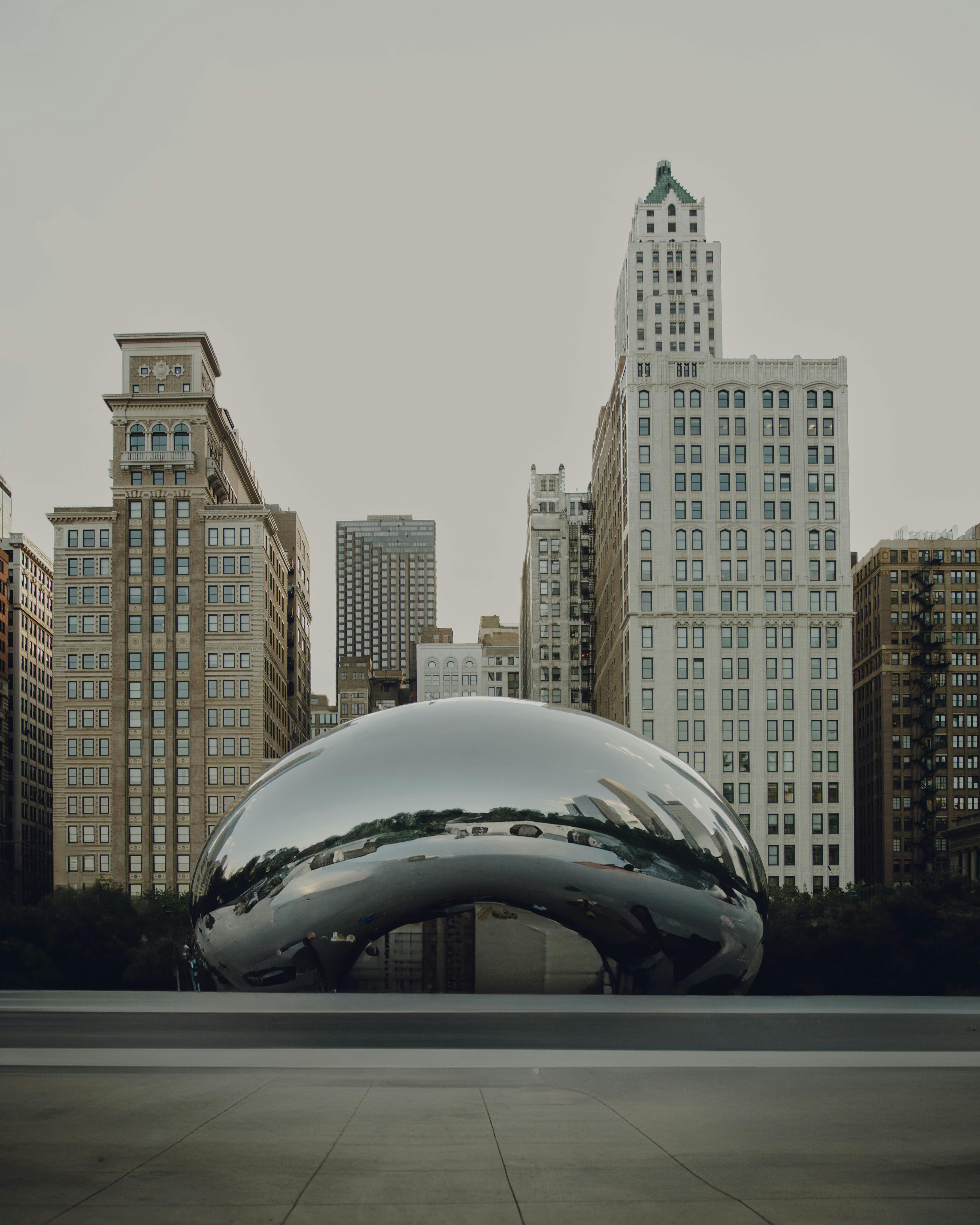 The Cloud Gate Sculpture at Millennium Park in Chicago, IL, USA · Free