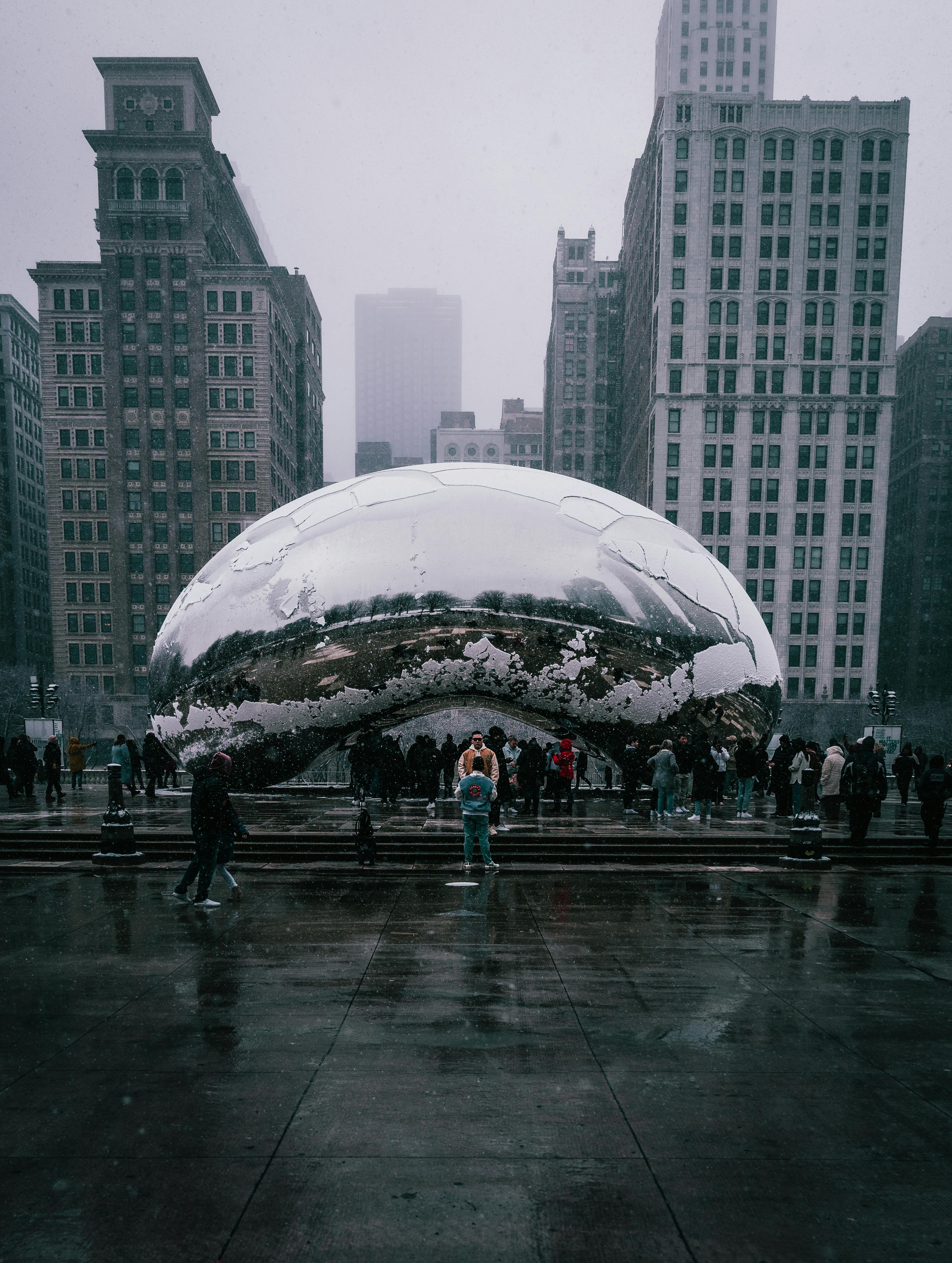 The Cloud Gate Sculpture at Millennium Park in Chicago, IL, USA · Free