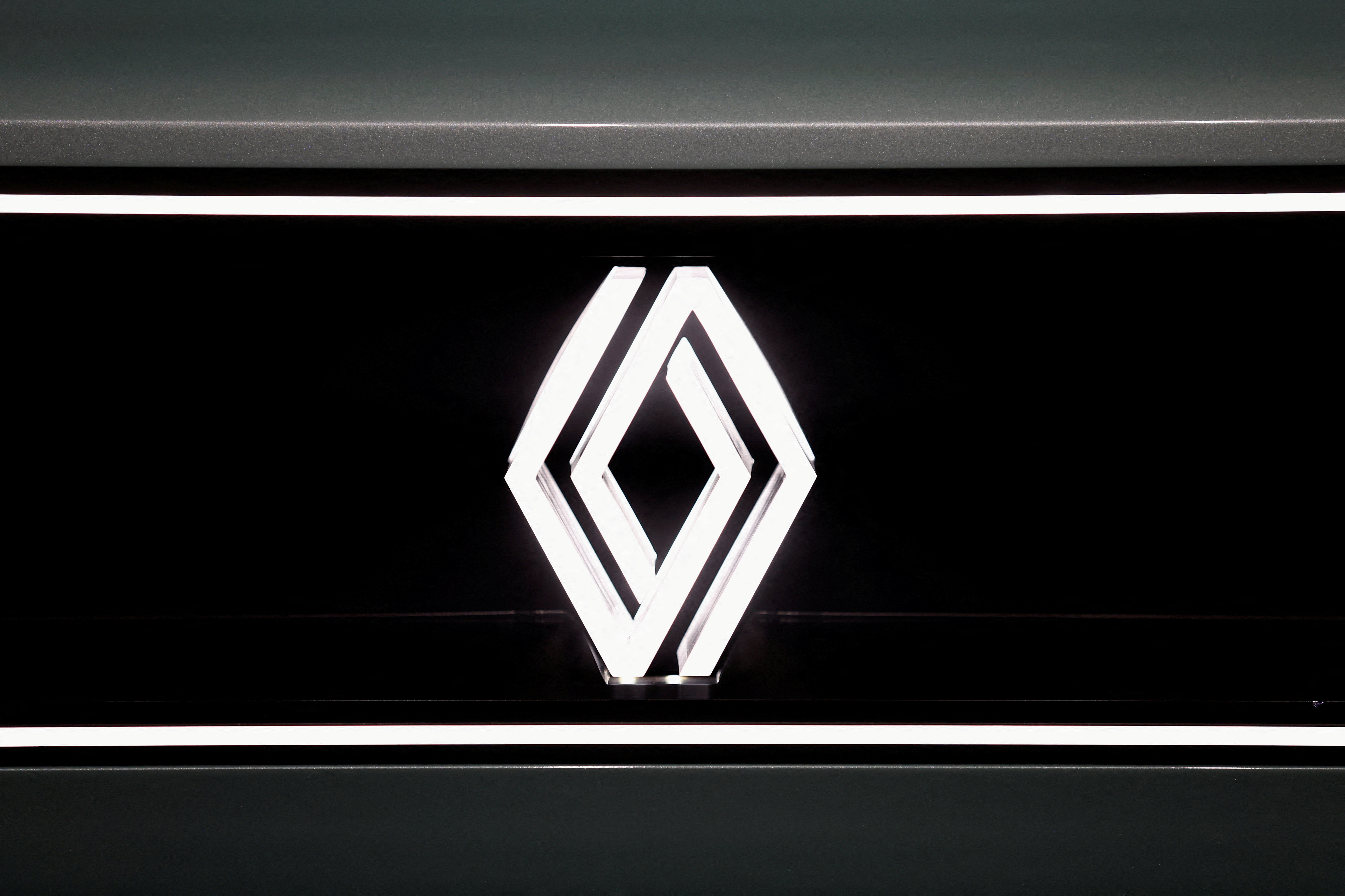 Renault to sell 5% of Nissan stake, to book 1.5 billion euro loss