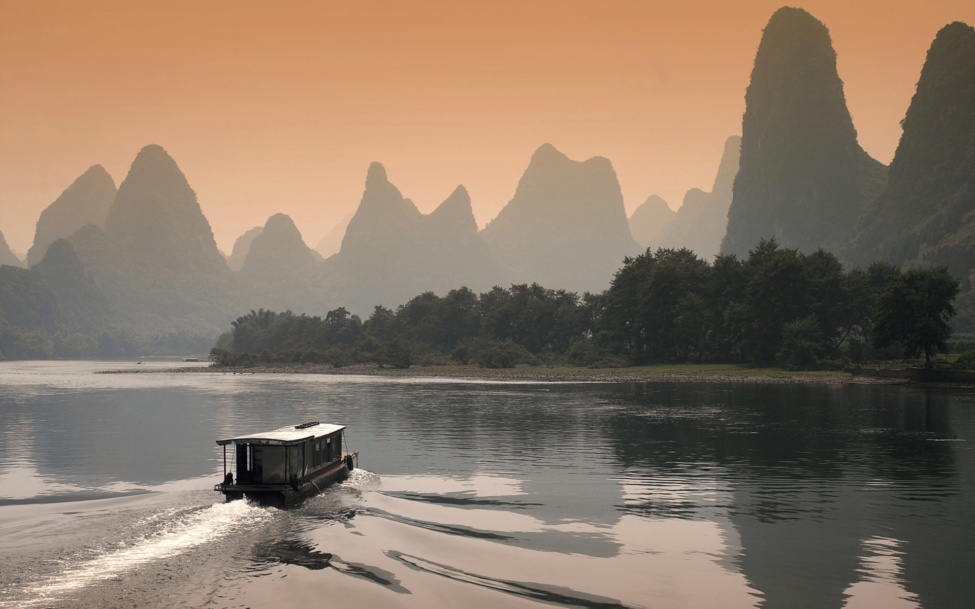 Li River at Dusk in Guilin, China)