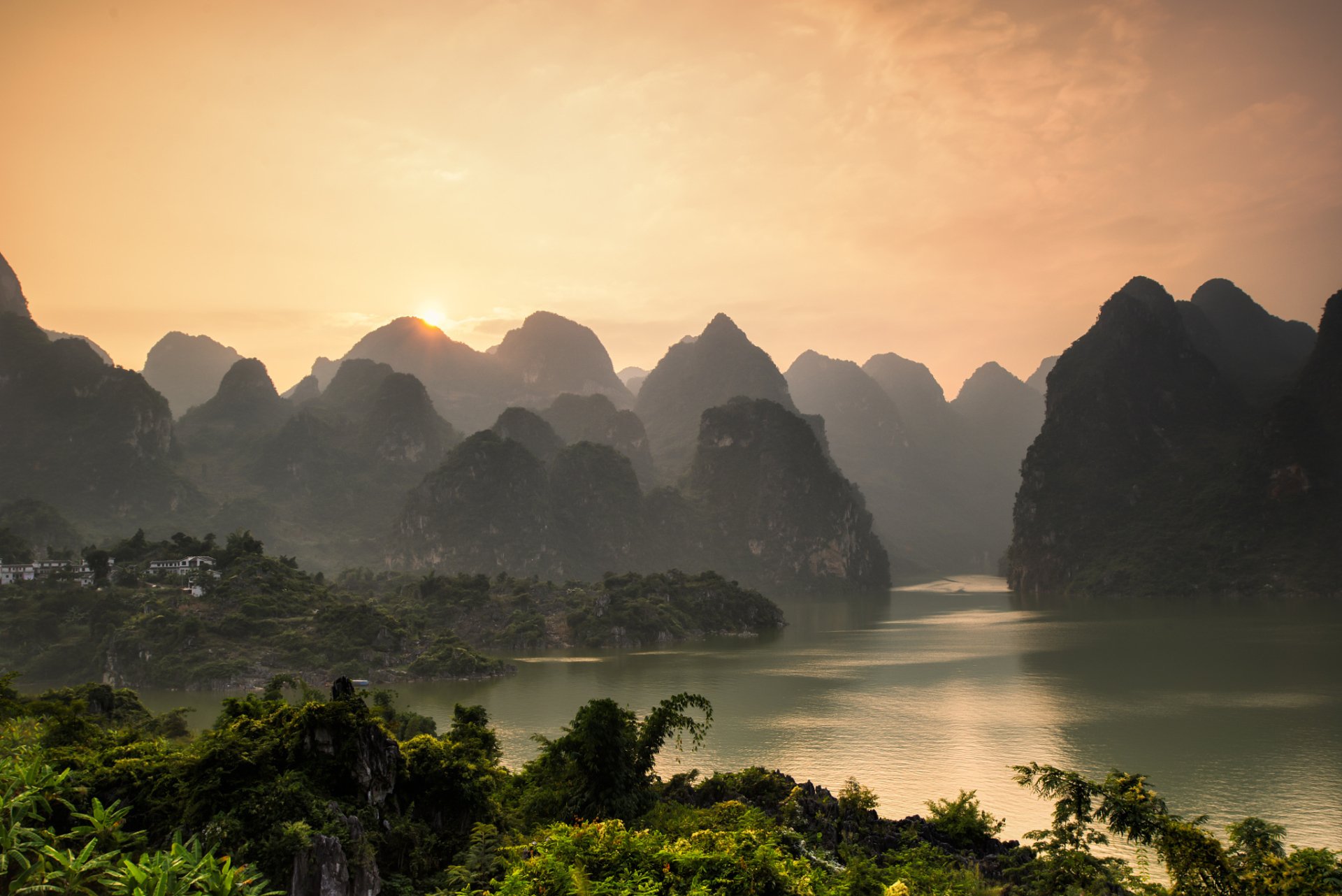 Li River Sunset: A Stunning HD Wallpaper of Guangxi's Majestic Mountains
