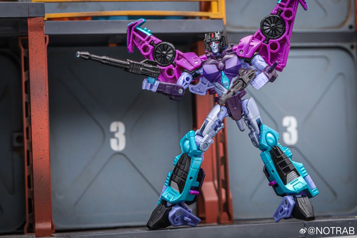 United Cyberverse Universe Slipstream In Hand Image From Transformers Legacy