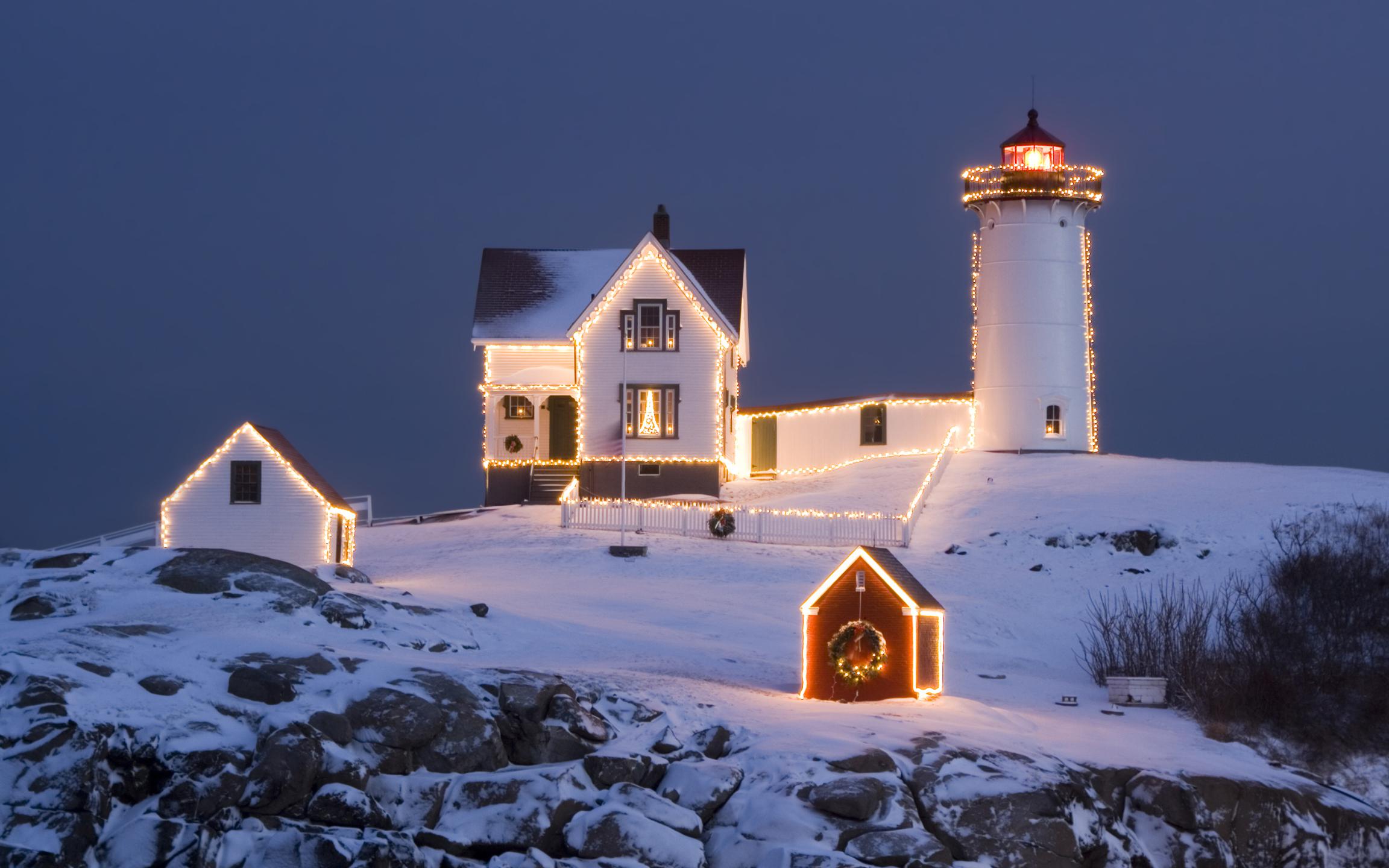A Cosy Christmas Lighthouse [2304x1440]