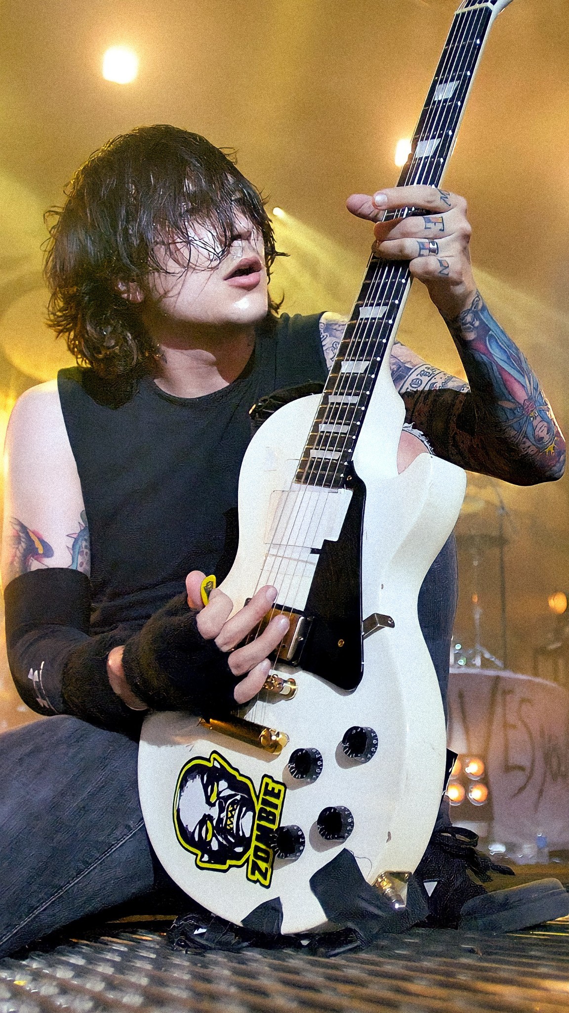 What guitar is Frank Iero playing here and why does he have black tape on it ?