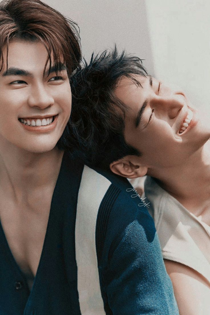 Mile Phakphum Romsaithong.. Apo Nattawin Wattanagitipat.. (lock screen wallpaper)