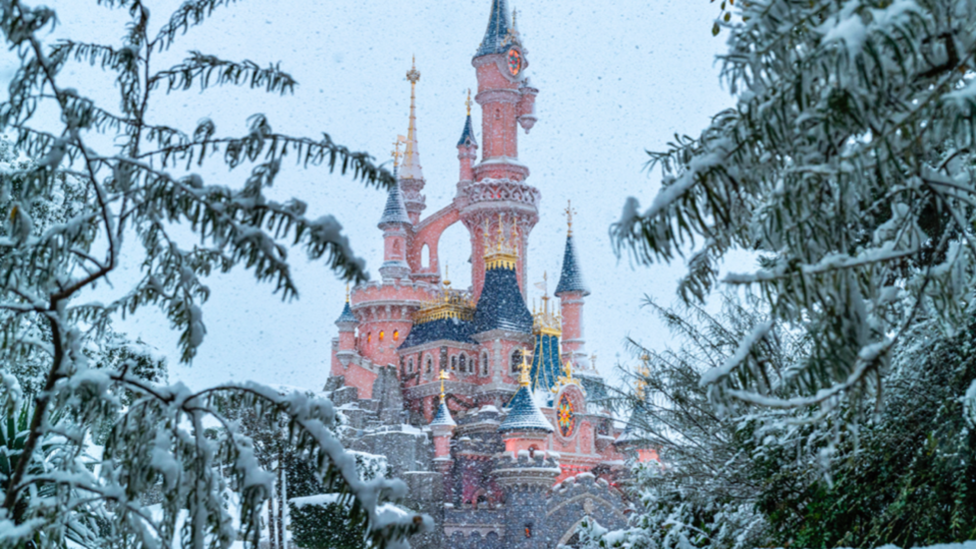 First Snow at Disneyland Paris Brings Winter Wonderland