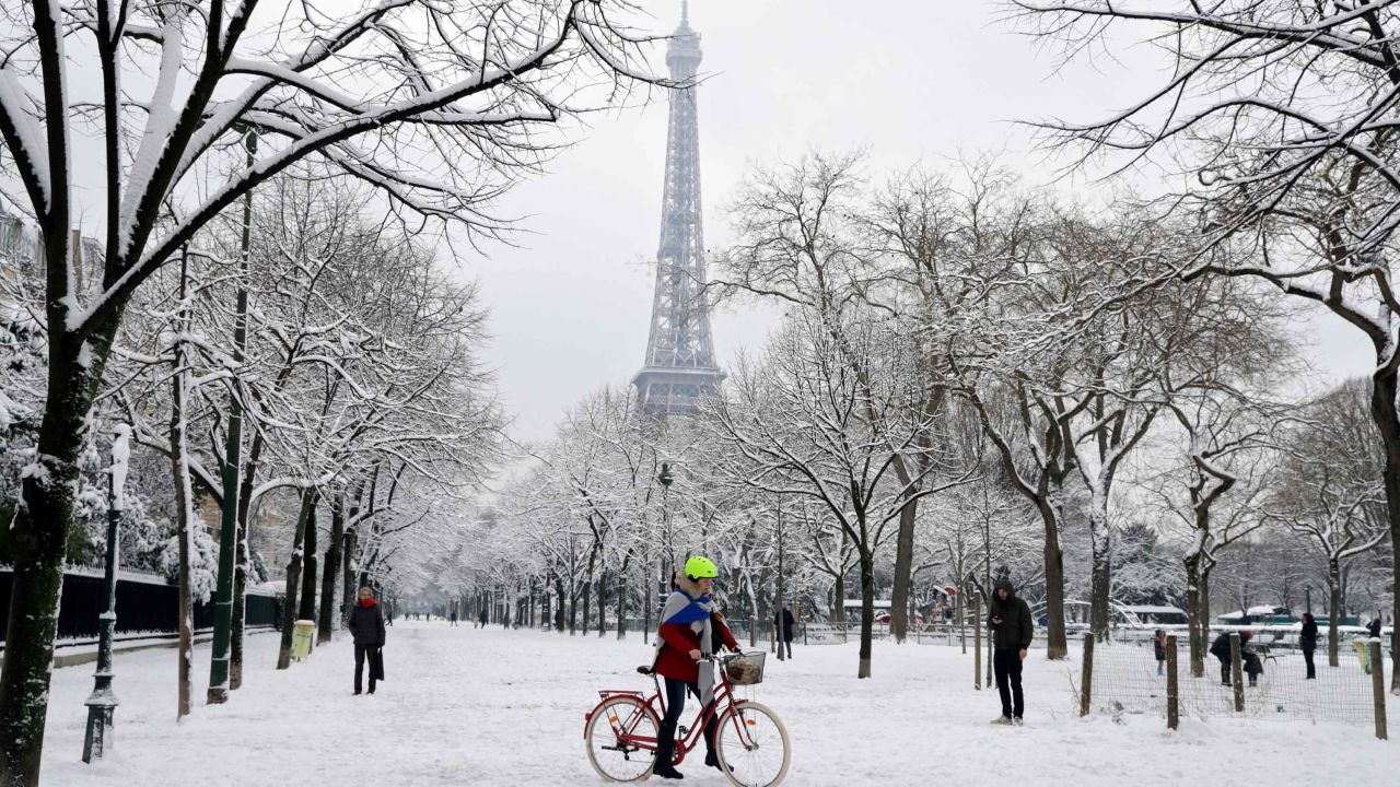 Heavy snow blankets Paris