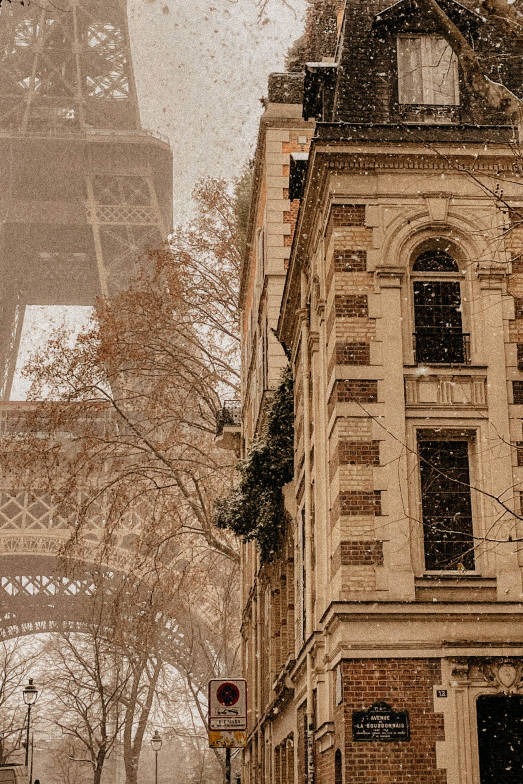 Paris couple photo under the snow. ss photographer