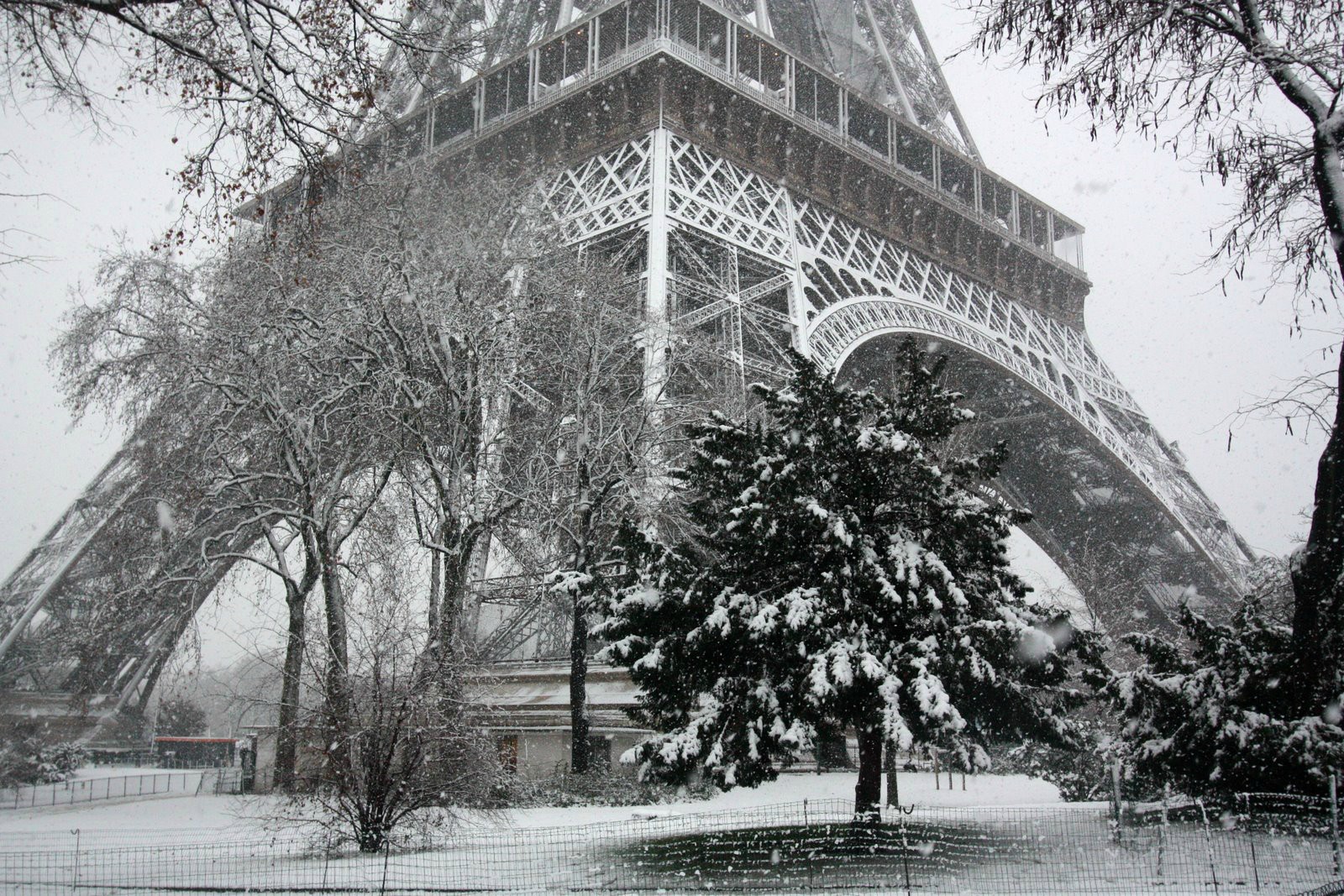 Desktop wallpaper: Winter, Snow, Photography, Black & White, Eiffel Tower, Paris 4K free download for PC. 537643