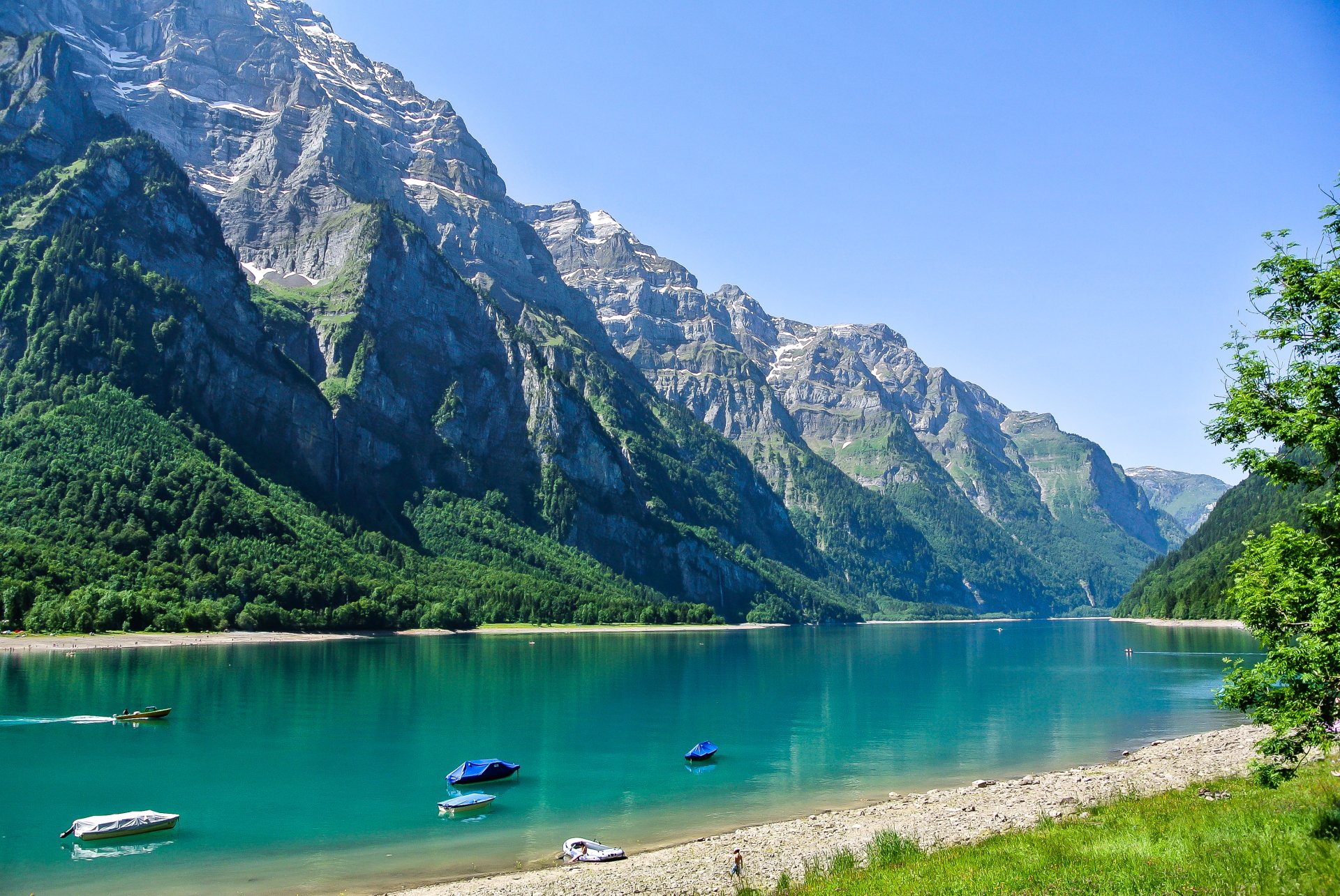Klöntalersee Serenity: Stunning Swiss Mountain Lake HD Wallpaper
