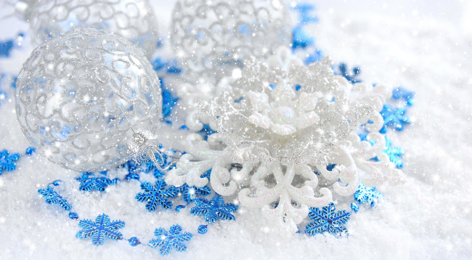 Elegant Christmas Ornaments: A Stunning 4K Ultra HD Holiday Wallpaper**