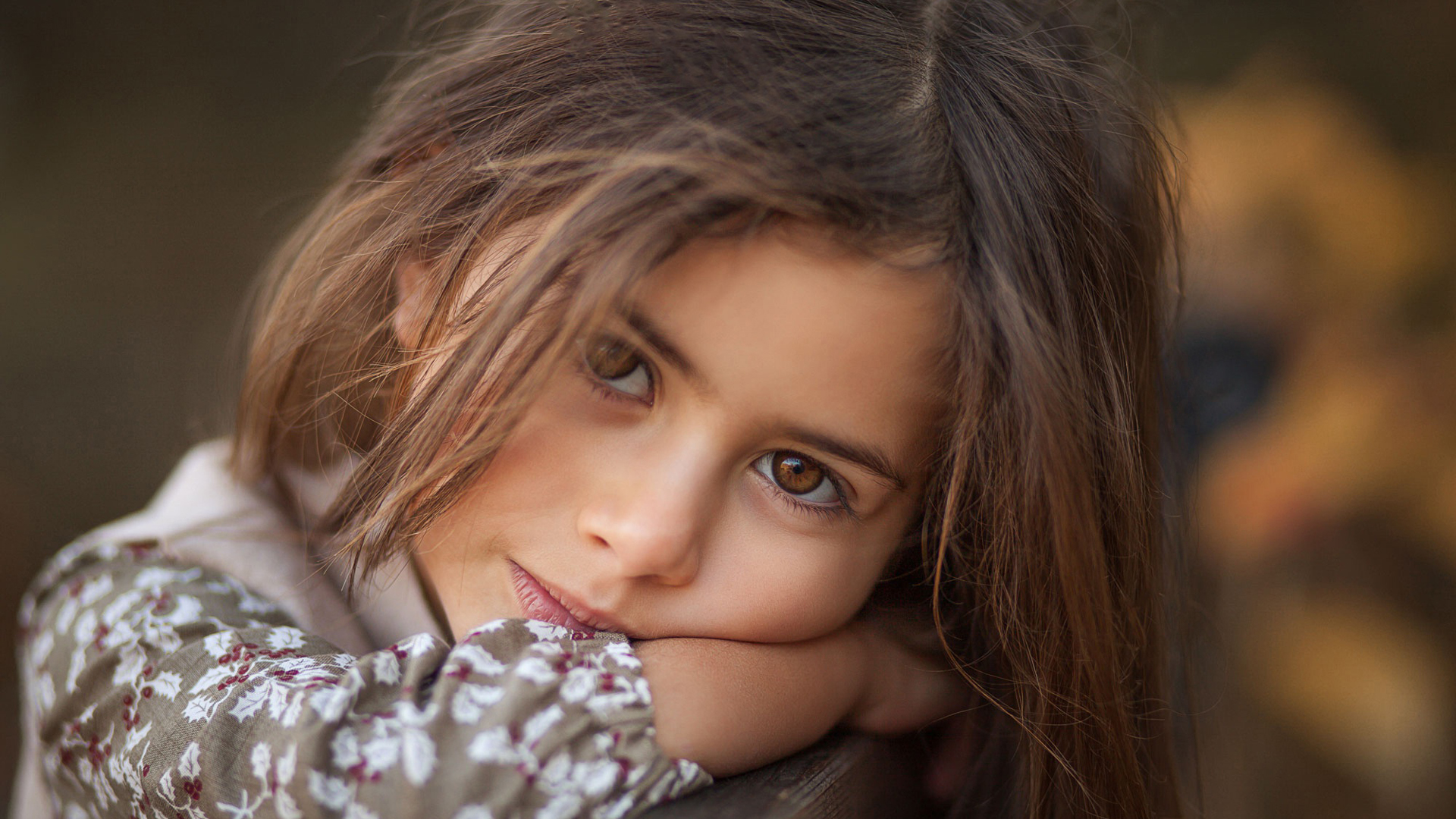 Little Cute Brown Eyes Girl Is Leaning On Wooden In Blur Background HD Cute Wallpaper