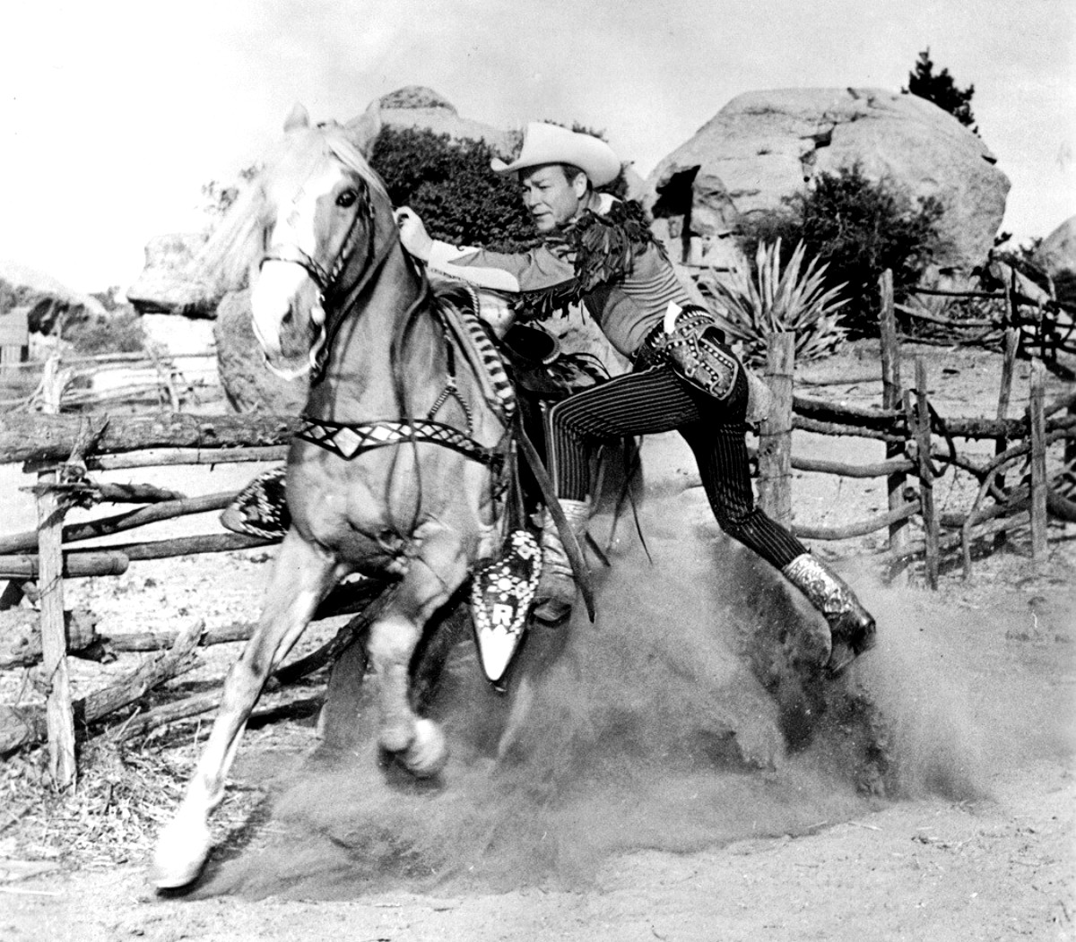 Fascinating Photo of Roy Rogers Posing With Trigger, the Smartest Horse in the Movies Vintage Everyday