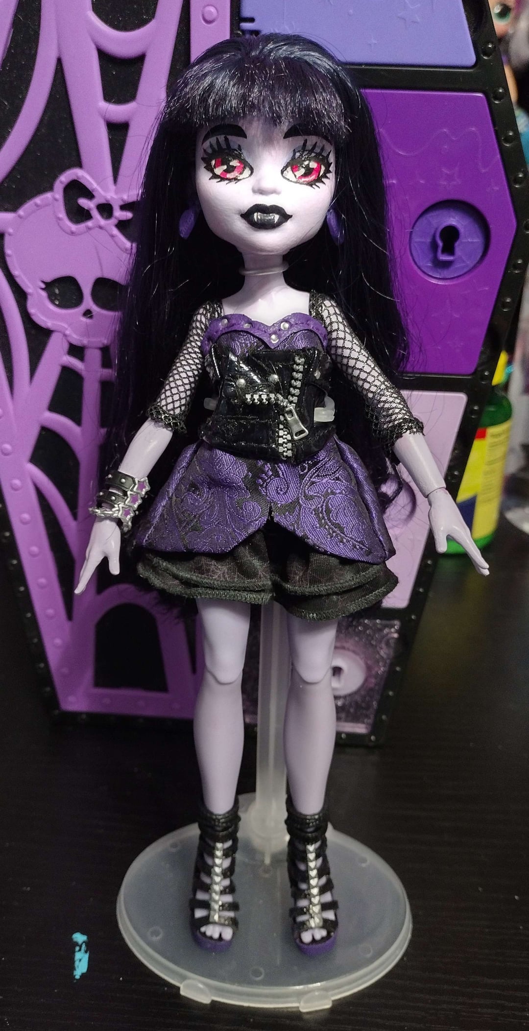 All the Fan G3 Elissabat pics lately made me want to touch mine up a bit! New shoes, a little work on her eyes, and a slight outfit change and she's feeling