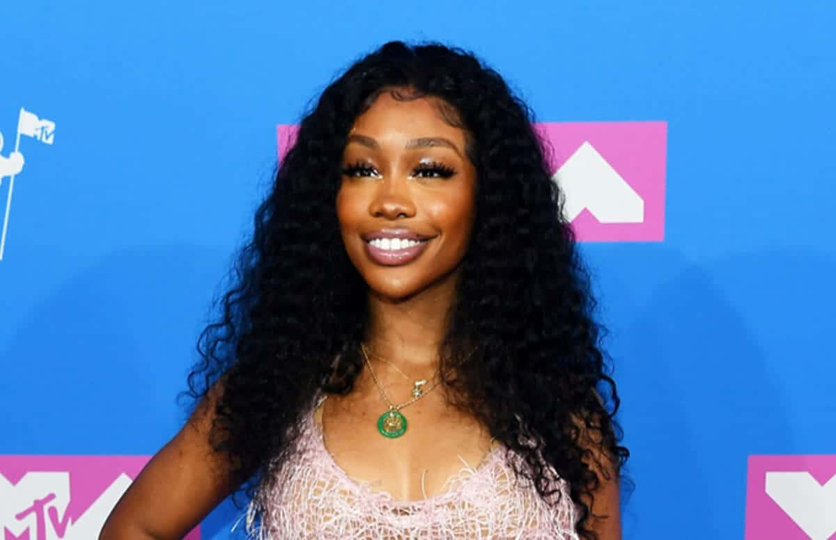 Download SZA Blue And Pink Background Wallpaper