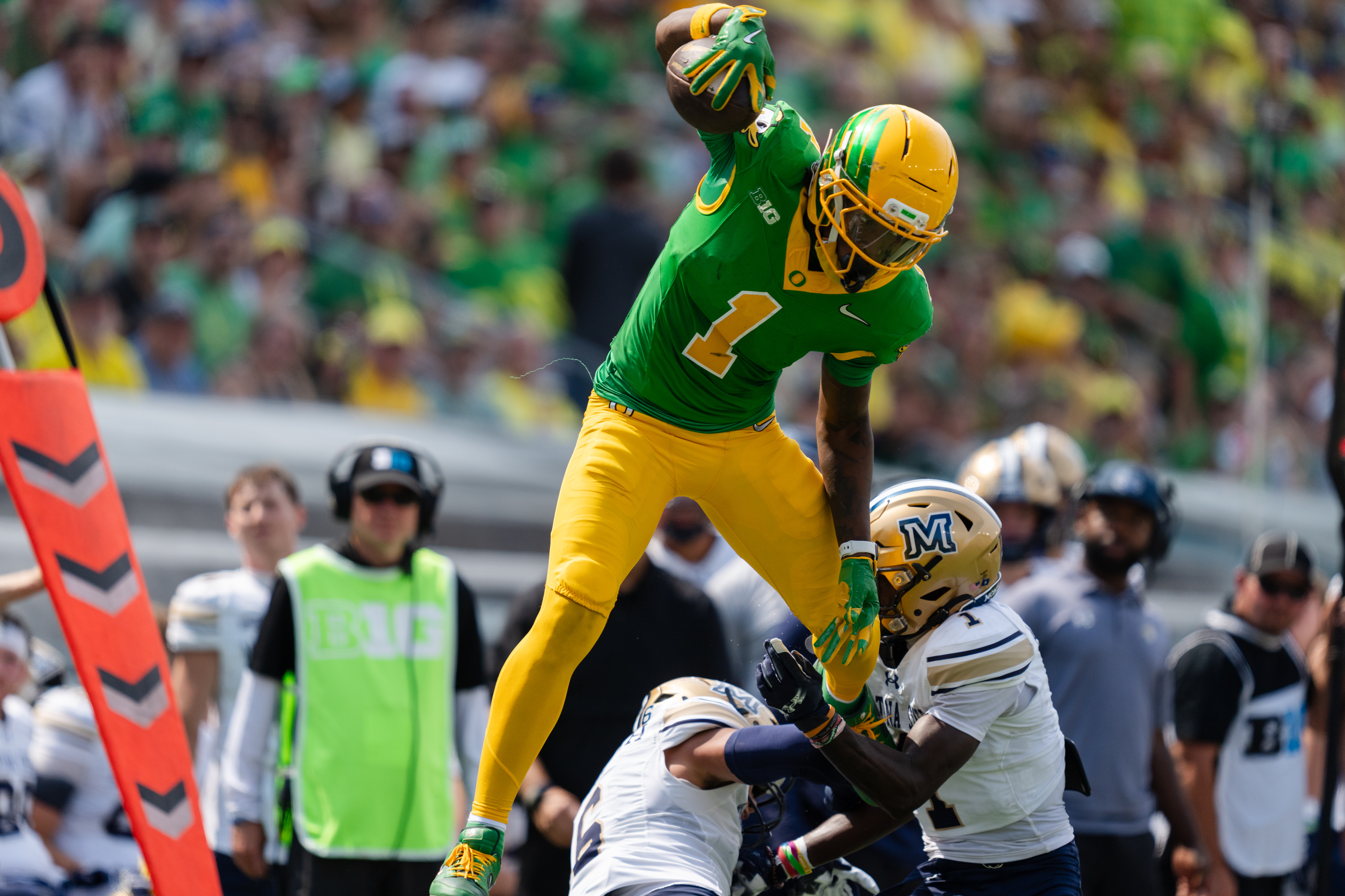 Dakorien Moore impresses in Oregon debut with key block, versatile play