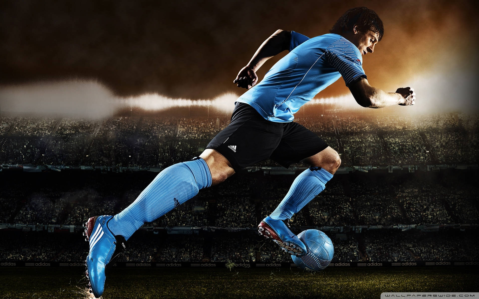 Download Messi's signature celebration sprint&a double fist pump Wallpaper